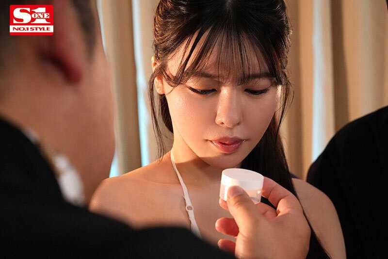 A pure and innocent college student Rei Kuroshima, who became addicted to aphrodisiac-induced intercourse that made her arch her back in ecstasy as if floating in the air