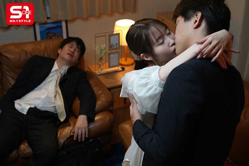 Boss's wife seduces me passionately with her voluptuous breasts and kisses while the drunk boss lies beside us - Aika Yumeno[Origin]