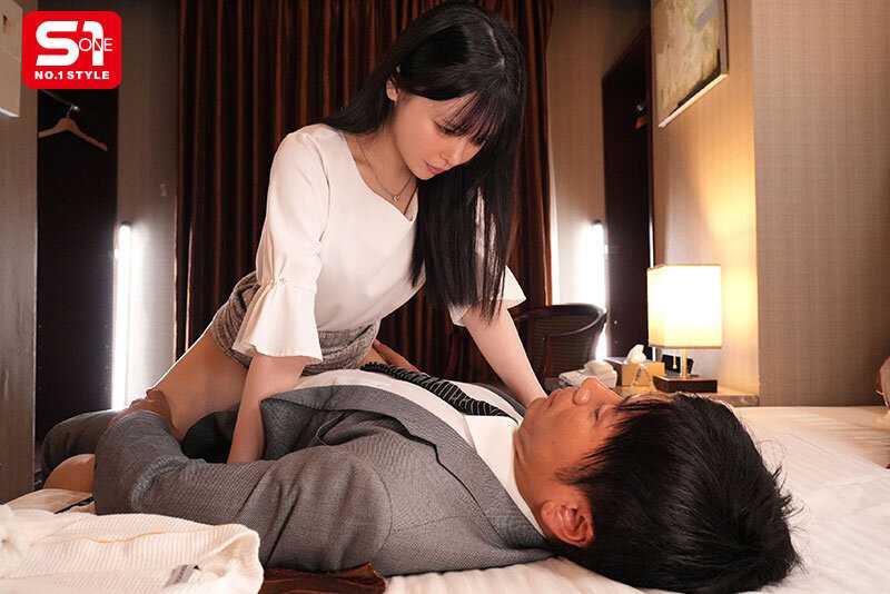 My cute and innocent subordinate who is two cycles younger than me is a devilish uncle killer who drives me a married woman crazy and moreover has an extremely high sex drive Kuroshima Rei