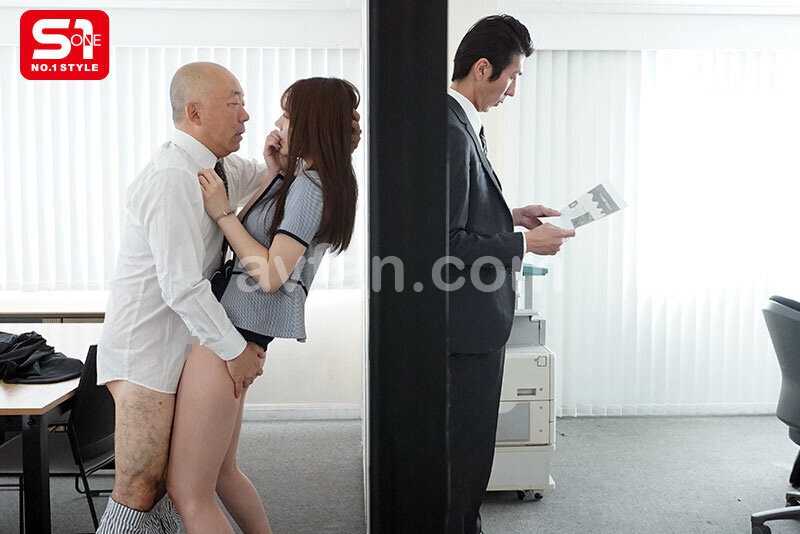 Being violated in front of my loved one, the thrill of possibly being discovered at work, the office NTR intercourse that made me fall - Ayaka Kawakita
