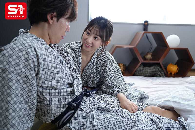 A cute but cheeky junior colleague who dislikes me, we missed the last train during a business trip and unexpectedly had to share a room. In the morning when I wake up, surprisingly she becomes affectionate like a sister and desires intimacy... Rika Natsuzora