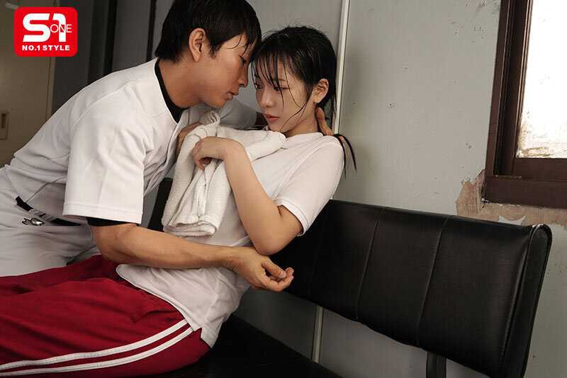 A baseball club member and a beautiful female manager are stranded alone in the club room due to sudden heavy rain... She gently helps relieve his adolescent arousal multiple times as his body reacts to her rain-soaked form. Asano Kokoro[Origin]
