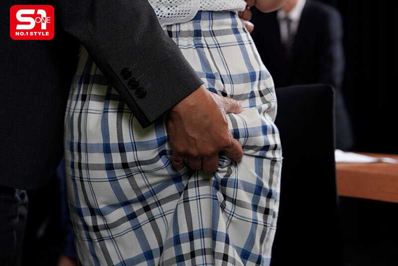 上には決して逆らえない新人女子アナ過激セクハラとお漏らしイカセに耐え続けた結果…とうとうチ●ポを欲しがり始める。 miru