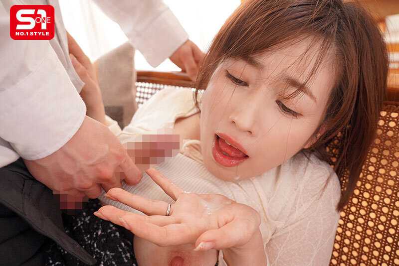 ママ友にオナ猿息子の性処理サポート頼まれたご無沙汰お母さん、若き絶倫チ●ポに完全敗北。 奥田咲