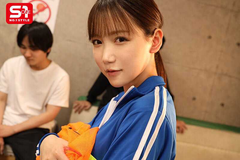 サッカー部のマネージャーってヤリマンで部員と乱交パーティーやってるらしいよ！優しくて選手の性欲まで面倒みちゃう！？おサセマネージャー 三田真鈴