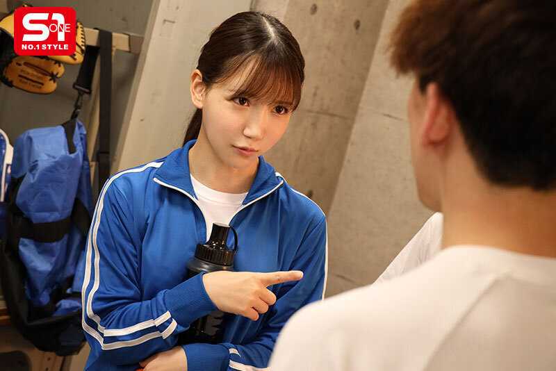 サッカー部のマネージャーってヤリマンで部員と乱交パーティーやってるらしいよ！優しくて選手の性欲まで面倒みちゃう！？おサセマネージャー 三田真鈴