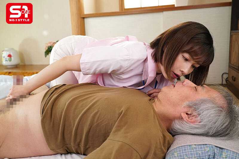 思いやりの人妻介護士はおっぱいに群がるスケベ高齢者たちにおま●こで射精介助の大乱交 奥田咲