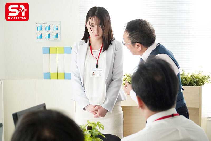 隠れ爆乳OLが今月のノルマ未達成のため本日より1週間全裸出社 私のカラダで皆様を全力ご奉仕・フォローさせていただきます。 鷲尾めい