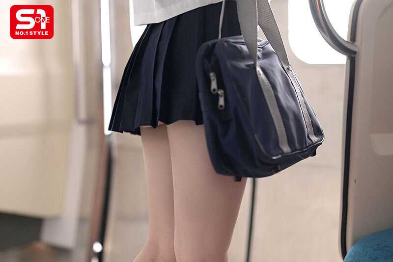 この女子学生、純粋そうに見えて中年教師に恋し、痴●師（他人）にも即沼る。 新木希空