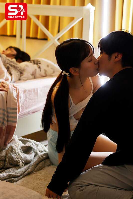 近い！近い！！近い！！！超至近距離で100％キスできる雰囲気を出してくる彼女のあざと妹 三田真鈴