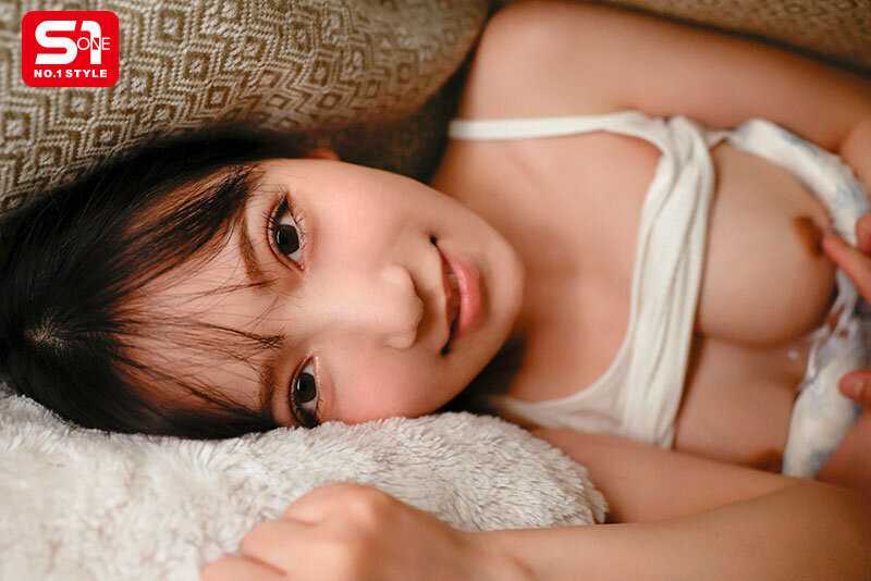 近い！近い！！近い！！！超至近距離で100％キスできる雰囲気を出してくる彼女のあざと妹 三田真鈴