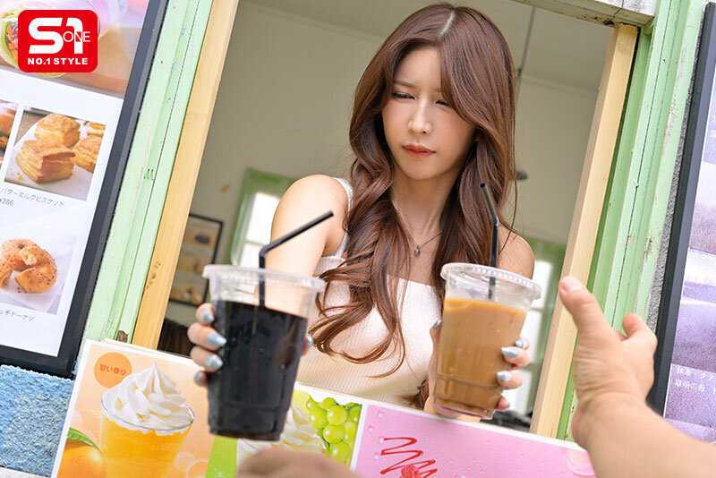 SNSでバズった美人すぎるドライブスルー店員さんが裏でめっっちゃ犯●れてた。 七ツ森りり