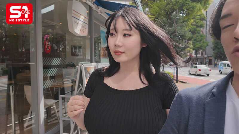 街行く男の視線を独占する 10度見級Kカップのエッロい女を連れて デカ乳露出街ぶらりした後ホテルに入って即ハメSEXしたくない？ みなみ羽琉