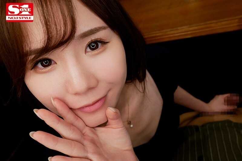 すぐそばに嫁がいるのに僕に跨りヒソヒソ密着誘惑してくるささやき淫語お姉さん miru