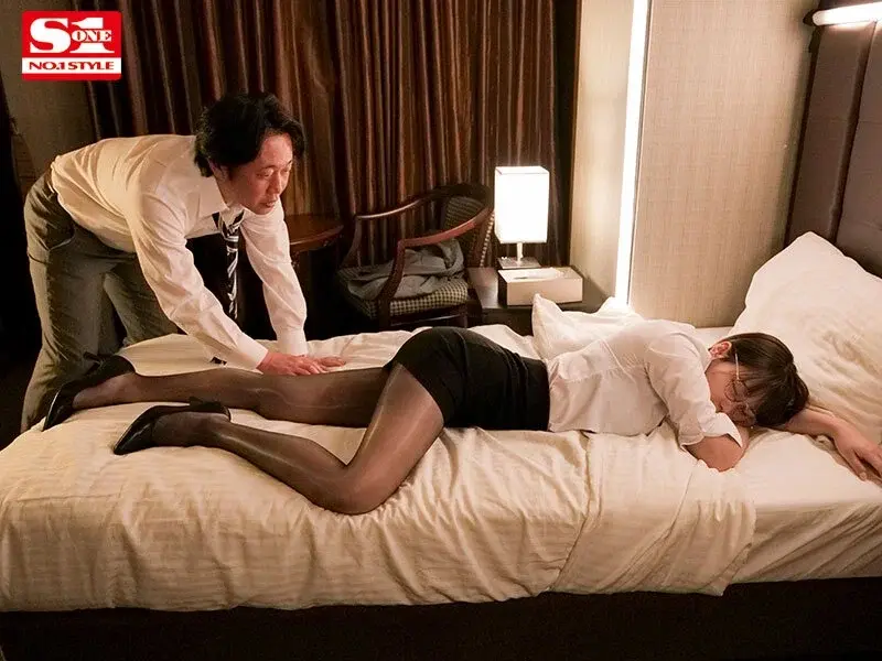 Trapped in a Business Trip Room Setup by the Hated Harassing Boss... The Big-Breasted New Office Lady with Exposed NSFW Account Unexpectedly Reaches Climax. Kaede Hinata[Origin]