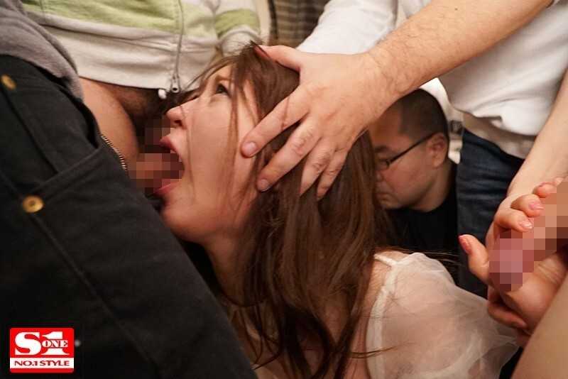 Silent NTR Gang Assault on College Girl - Hinana Hanon Desperately Holds Back Her Voice to Hide from Boyfriend while Enduring Shameful Climaxes from 15 Attackers[Origin]