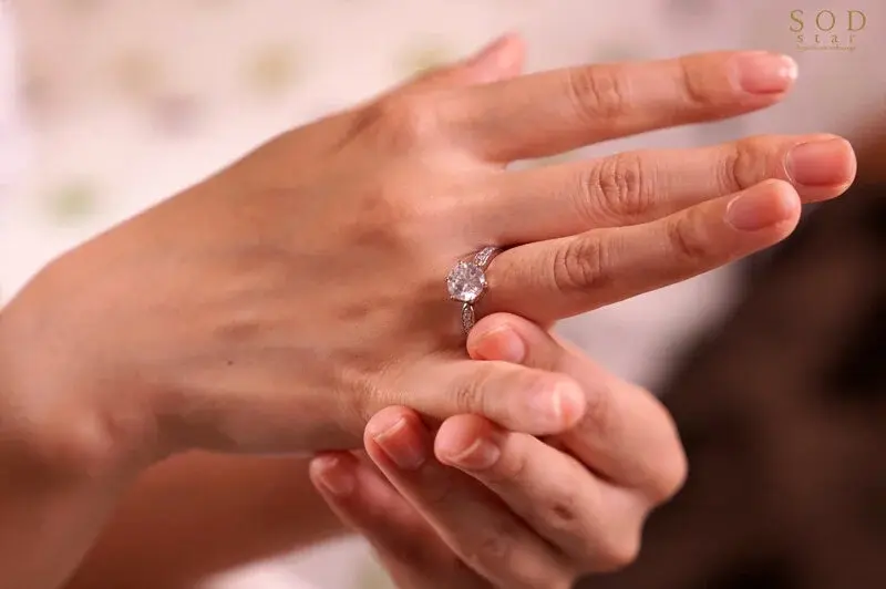 Pleasure Fall: Drug-induced NTR - Riko Hoshino repeatedly climaxes in front of her fiancé after being drugged by her despised ex-boyfriend[Origin]