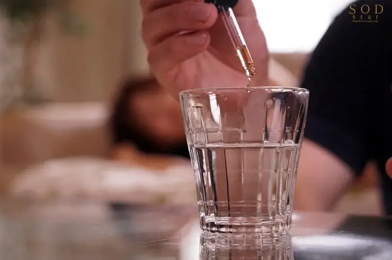 Pleasure Fall: Drug-induced NTR - Riko Hoshino repeatedly climaxes in front of her fiancé after being drugged by her despised ex-boyfriend[Origin]