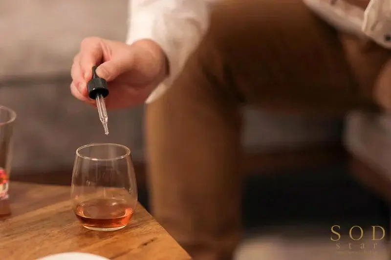 A newly married woman moves into a luxury high-rise apartment, becoming the target of wealthy men's entertainment. They drug her with aphrodisiacs, turning her into their plaything. At their chemical-enhanced orgy parties, she descends into pleasure, drooling while desperately craving physical satisfaction. - Rei Kamiki