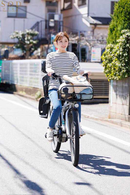 After dropping her child off at daycare, Hikari, a married woman with boundless energy, spends 8 hours engaging in an illicit affair with her son's soccer coach. Her bicycle becomes a symbol of her secret rendezvous.