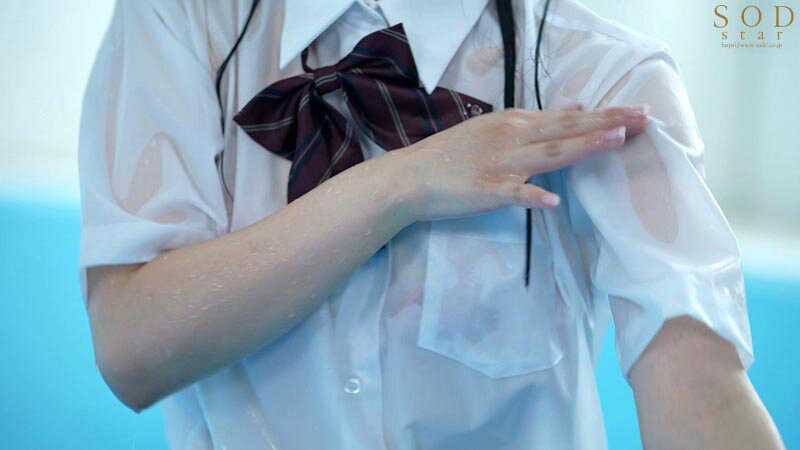 A mischievous beautiful girl who seduces and plays with both body and mind through exposure at school is a childhood friend and a well-known celebrity. We, lacking experience, kept having unprotected intercourse everywhere as we got aroused, resulting in vigorous youthful intimacy. Komine Yotsuba