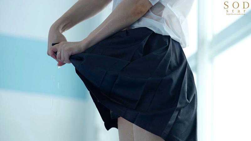 A mischievous beautiful girl who seduces and plays with both body and mind through exposure at school is a childhood friend and a well-known celebrity. We, lacking experience, kept having unprotected intercourse everywhere as we got aroused, resulting in vigorous youthful intimacy. Komine Yotsuba