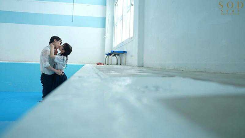 A mischievous beautiful girl who seduces and plays with both body and mind through exposure at school is a childhood friend and a well-known celebrity. We, lacking experience, kept having unprotected intercourse everywhere as we got aroused, resulting in vigorous youthful intimacy. Komine Yotsuba