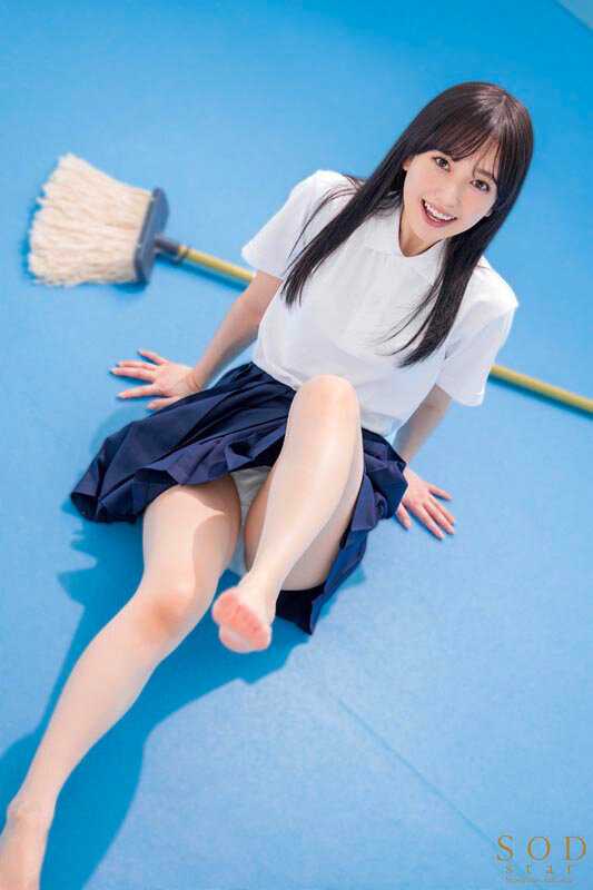 A mischievous beautiful girl who seduces and plays with both body and mind through exposure at school is a childhood friend and a well-known celebrity. We, lacking experience, kept having unprotected intercourse everywhere as we got aroused, resulting in vigorous youthful intimacy. Komine Yotsuba