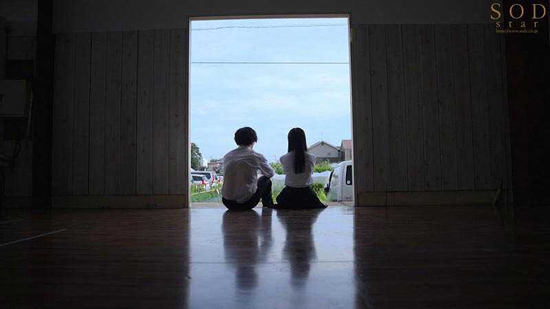 A mischievous beautiful girl who seduces and plays with both body and mind through exposure at school is a childhood friend and a well-known celebrity. We, lacking experience, kept having unprotected intercourse everywhere as we got aroused, resulting in vigorous youthful intimacy. Komine Yotsuba