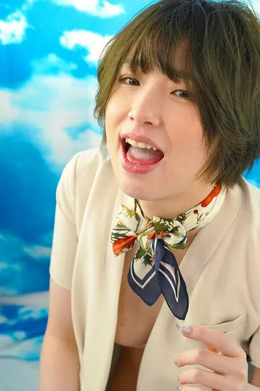 Sorry to interrupt during work! During break time, I picked up a beautiful beauty salon staff member with gorgeous legs, stunning hair, and a lovely fragrance. We relieved stress by playing naughty games in the car on the street! Had intense sex with multiple squirting orgasms![Origin]