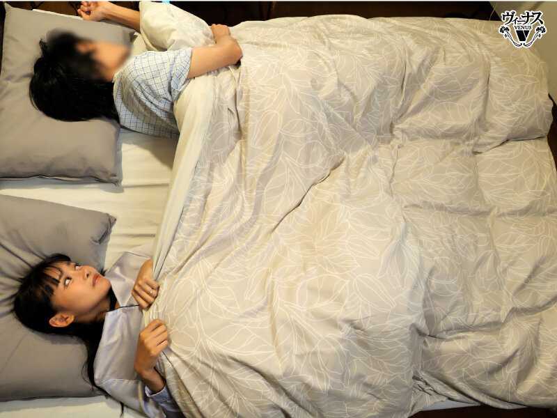 私は性的欲求が高まっていた―。以前に勤務していた学校で担任をしていた男子生徒を自宅に招き入れ淫行した人妻教師 蜂羽レム