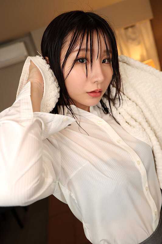 During a VR business meeting, caught in sudden heavy rain, we ended up sharing a hotel room. With wet hair, my supervisor's lips... I can't refuse anymore. Forgetting work, our damp bodies intertwine in passionate intimacy - Section Chief N[Origin]