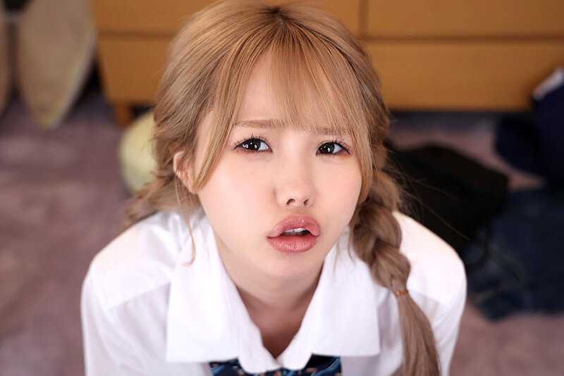 Ichika Matsumoto, a blonde gyaru childhood friend, reluctantly engages in intimacy against the backdrop of a virtual reality sunset, her eyes filled with disdain as she voices complaints[Origin]